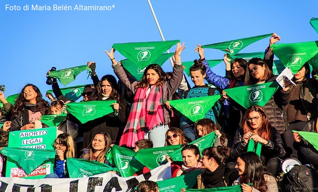 L'Argentina approva la legge sull'aborto. La soddisfazione del presidente, la pena del papa